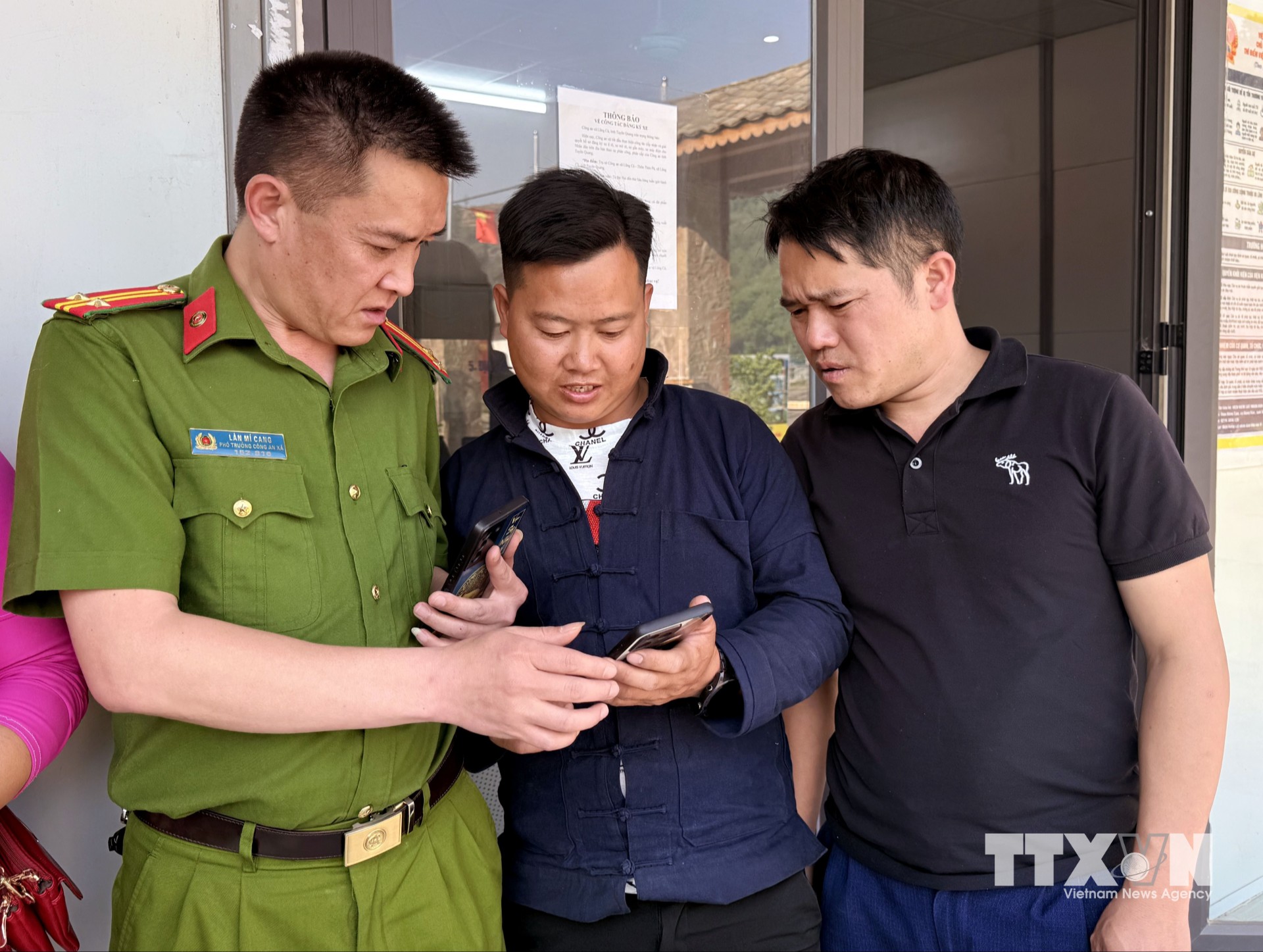 Lực lượng công an là một trong những lực lượng đi đầu trong việc hướng dẫn người dân tiếp cận với công nghệ số. (Ảnh: Đức Thọ/TTXVN)